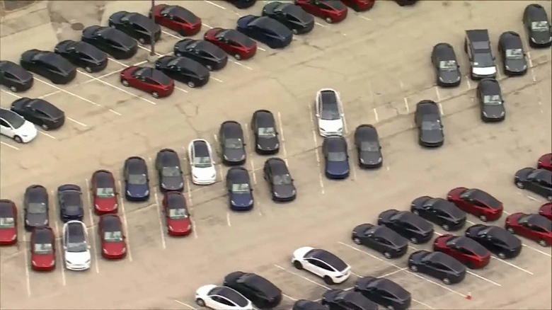 Раскрыта тайна сотен Tesla, припаркованных на стоянке закрытого торгового центра. В сервисном центре компании попросту не хватает мест