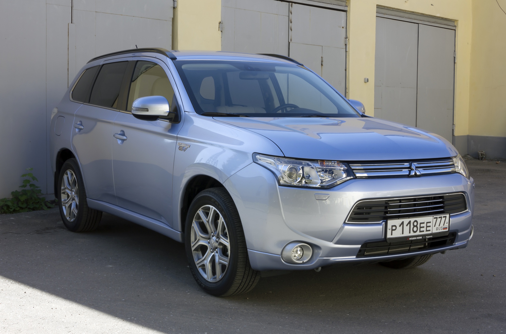 Мицубиси аутлендер обзор. Mitsubishi Outlander PHEV электромобиль. Митсубиси Аутлендер 2023. Митсубиси Аутлендер полноприводный. Mitsubishi Outlander 2023 Exterior.