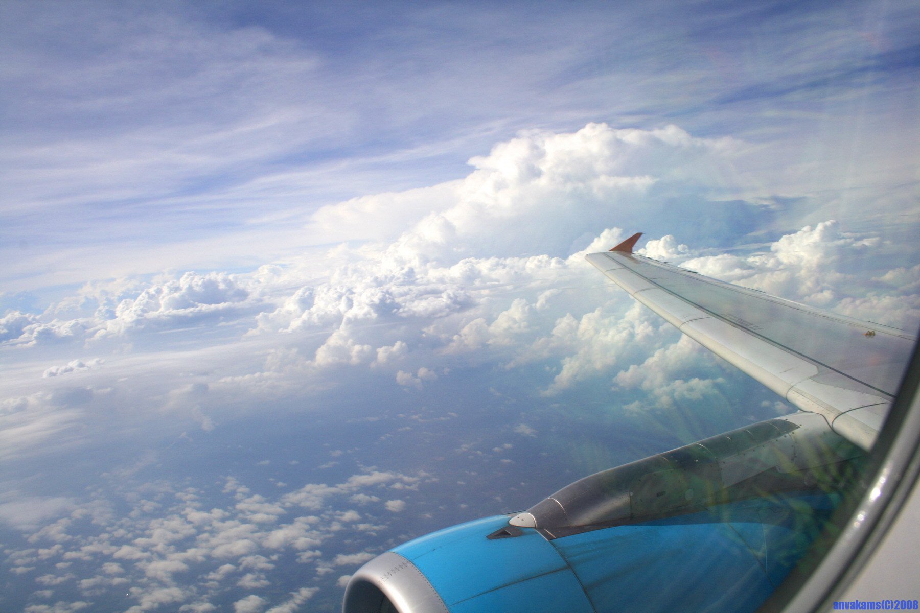 салон самолета с пассажирами. лететь 7 часов. лететь 7 часов. лететь 7 часов. лететь 7 часов.