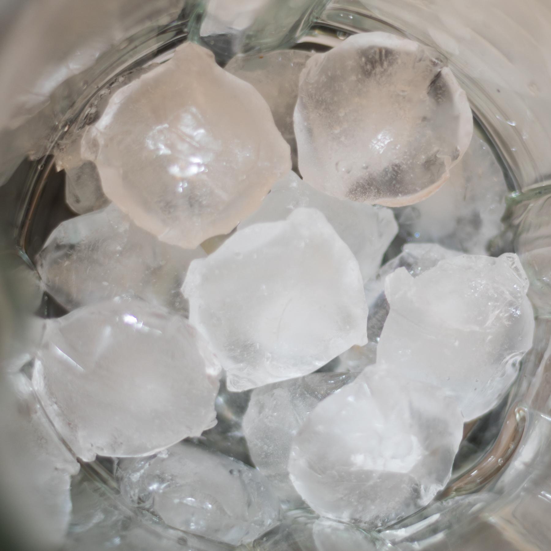 Лед крошка. Ледяная крошка. Люстра из стекла с эффектом ледяной крошки. Кубики льда в блендер. Крошка льда название.