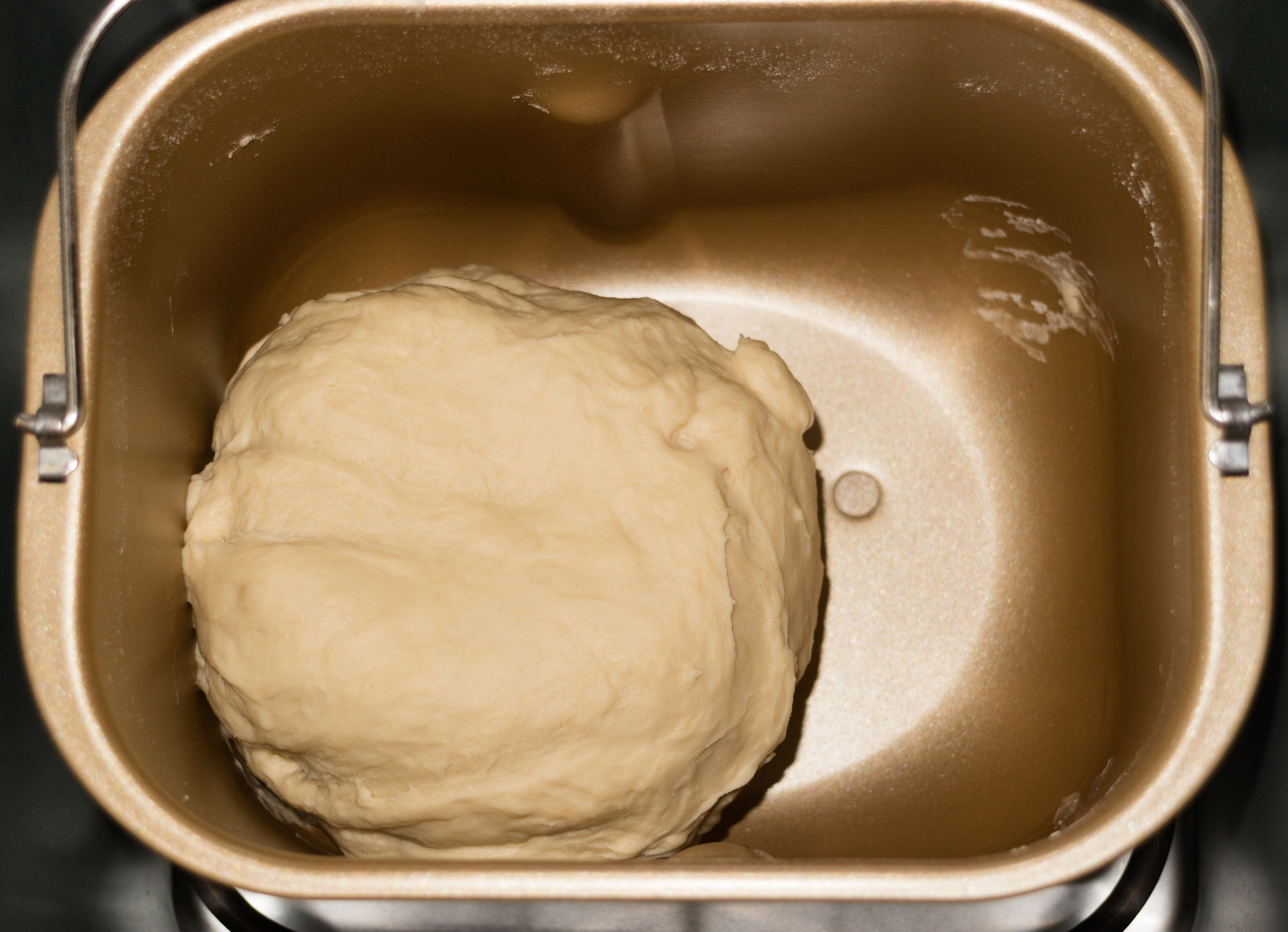 Хлебопечка делать тесто. Тесто в хлебопечке. Тесто на вареники в хлебопечке. Замес теста для вареников в хлебопечке. Пельменное тесто в хлебопечке.