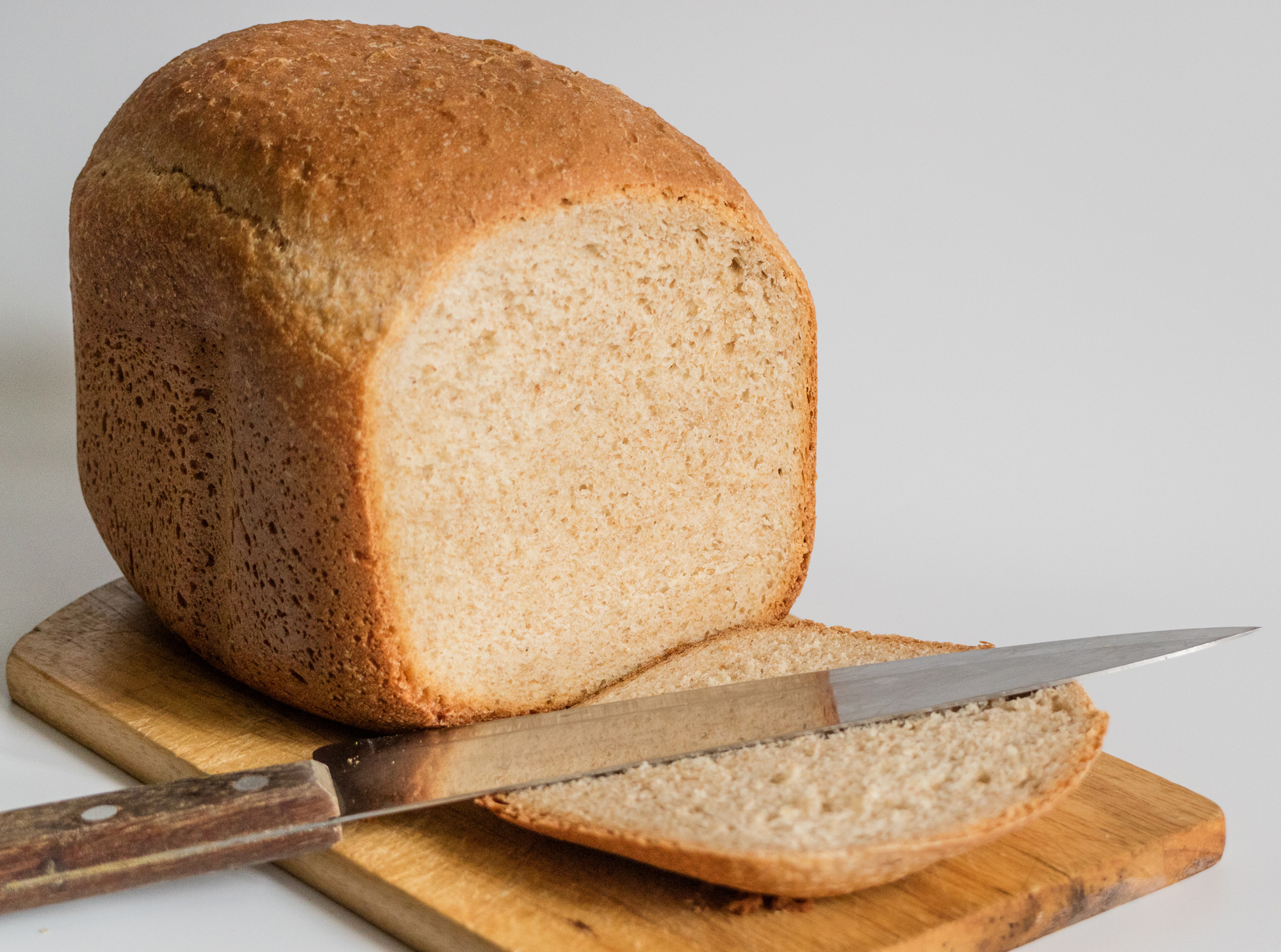 Рецепт хлеба от бельковича. Хлеб из хлебопечки. Белый хлеб. Белый хлеб из хлебопечки. Пшеничный хлеб.