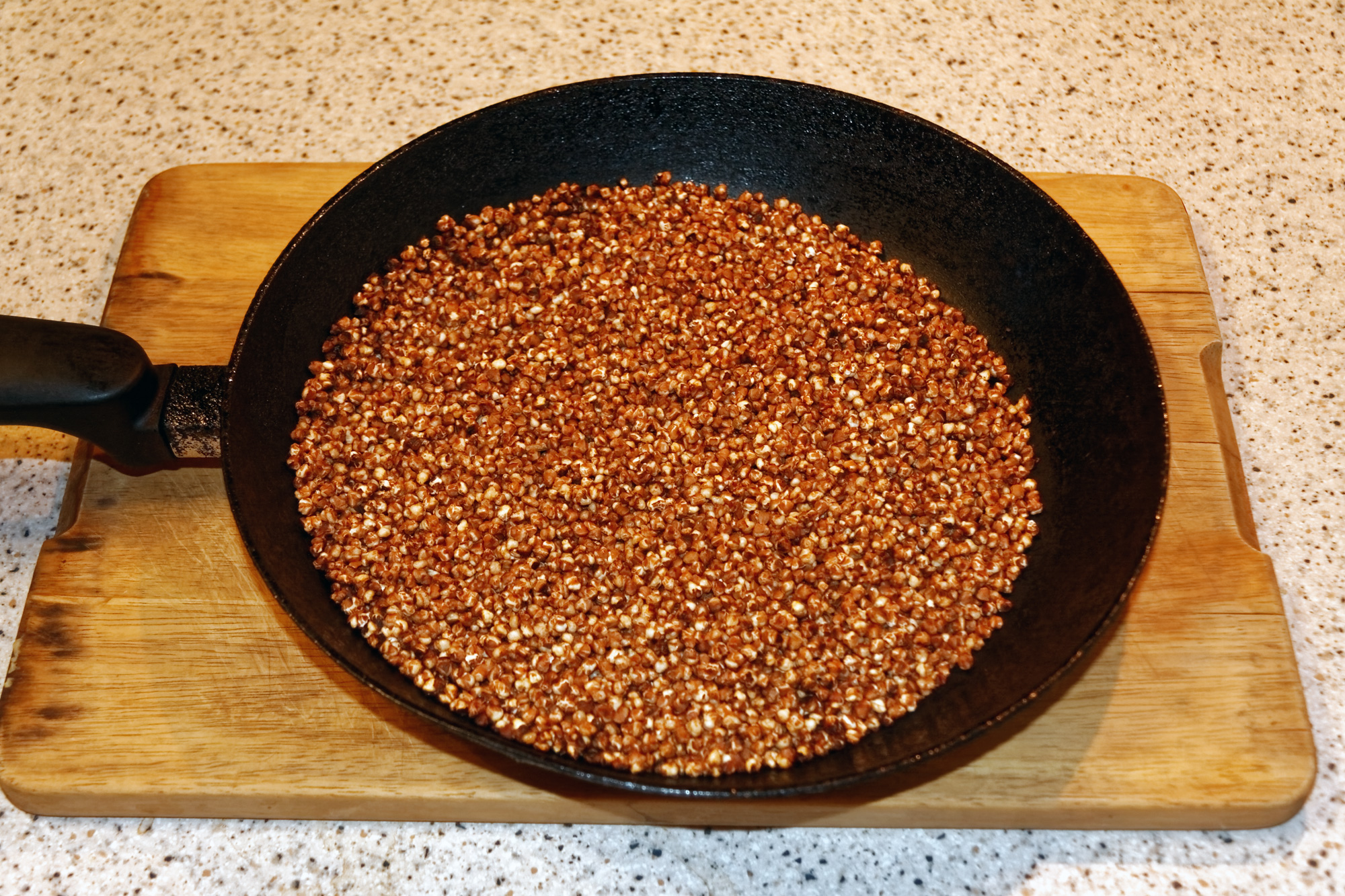 жареная гречка. гречневая каша обжаренная на сковороде.