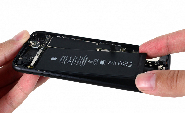 Apple не выполняет обещание заменять аккумуляторы в смартфонах iPhone