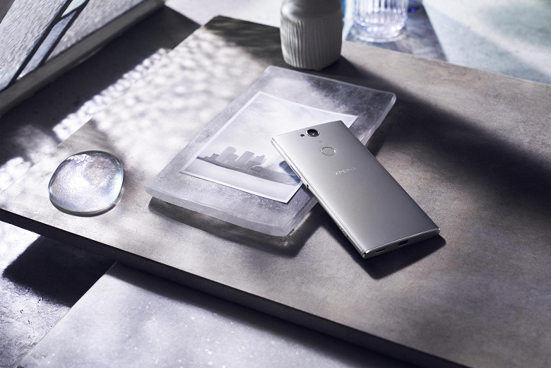 Xperia XA2 Plus_Design_silver_large.jpeg