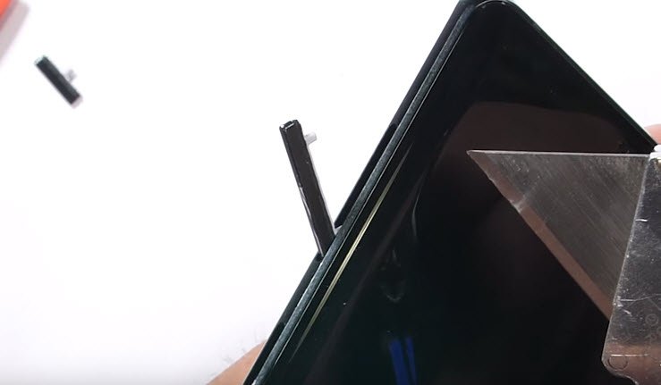 JerryRigEverything выяснил, что Samsung Galaxy Note9 не сгибается, зато он получил съемные кнопки и хрупкий стилус