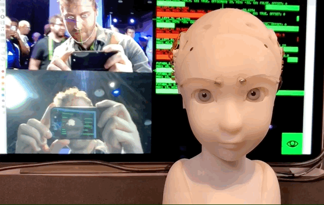 Робот SEER поддерживает зрительный контакт с людьми
