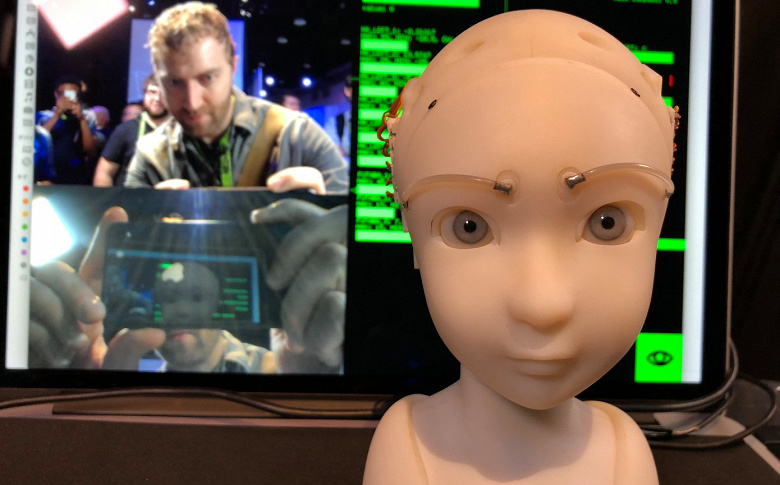Робот SEER поддерживает зрительный контакт с людьми