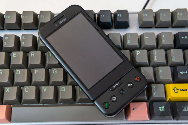 10 лет назад представили первый Android-смартфон