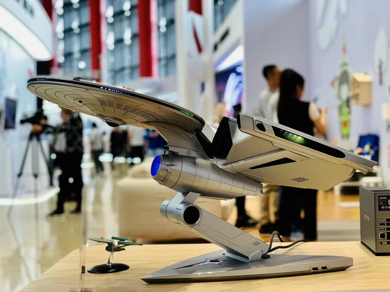 lenovo-spaceship-computer-1_large.jpg