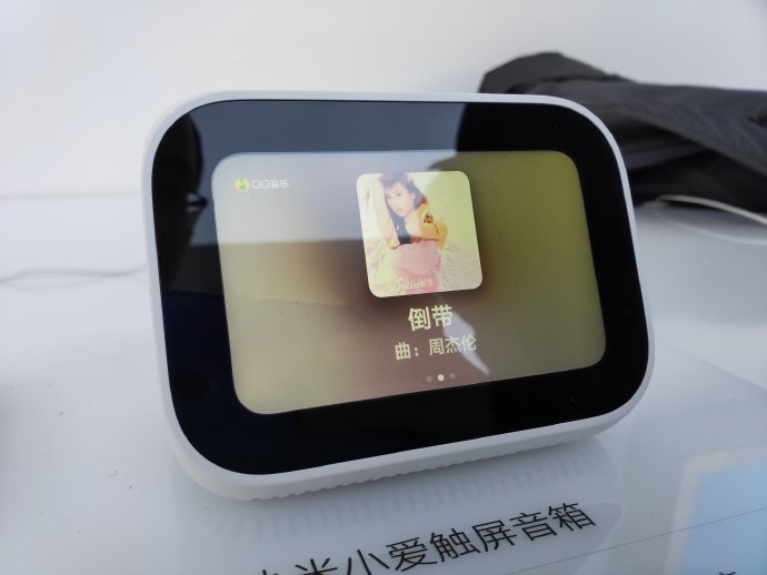 small-love-touchscreen-speaker-2.jpg