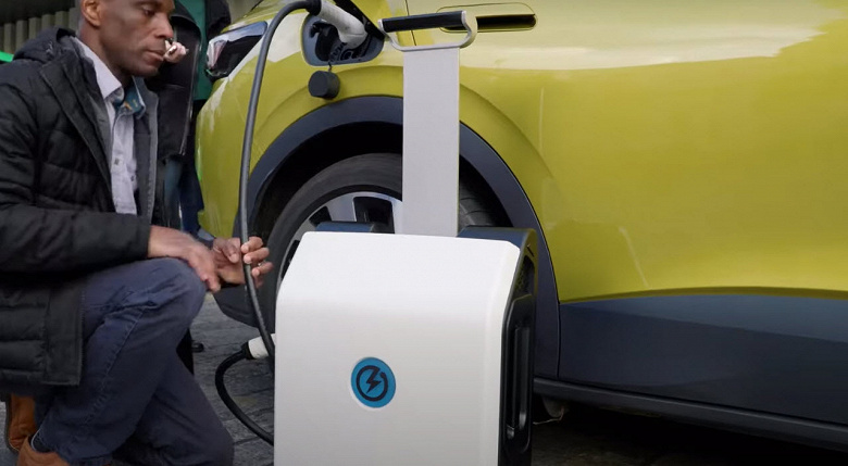 Представлен первый внешний аккумулятор для автомобилей и гибридов: ZipCharge Go напоминает чемодан с колесами и выдвижной ручкой