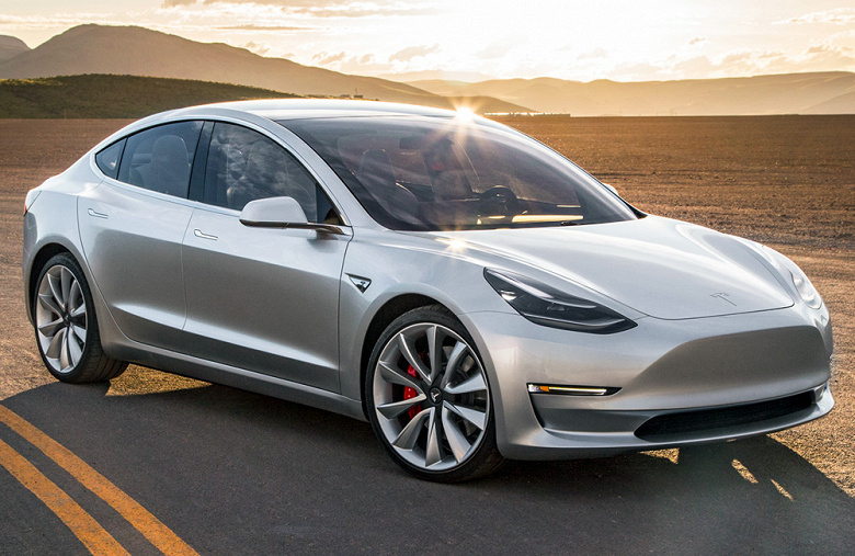 Tesla начала продавать электромобили Tesla Model 3 2021 года с аккумуляторами 2017 года
