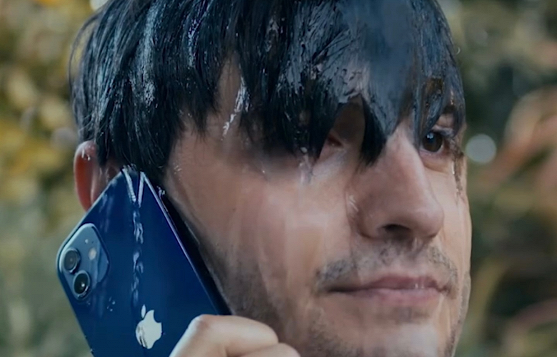 Реклама водонепроницаемого iPhone 12 вызвала возмущение пользователей