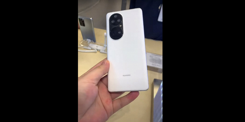 Сотрудник официального магазина Huawei показал Huawei P50 Pro с пятью камерами ещё до анонса. Похоже, это макет смартфона