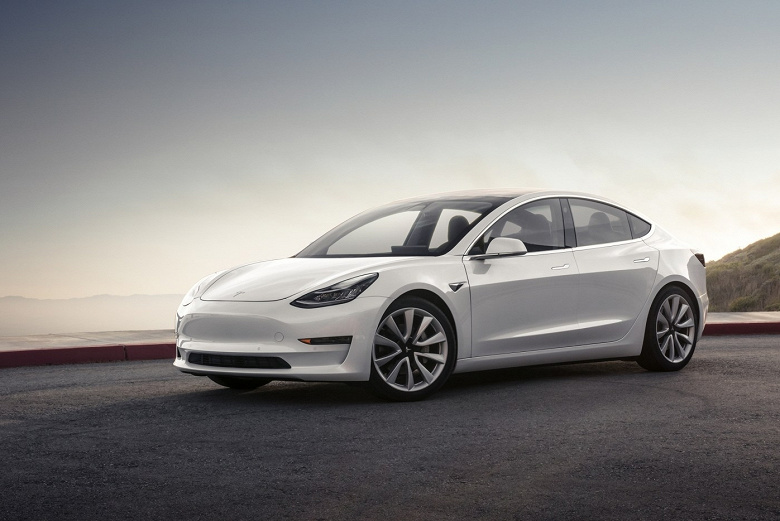 Tesla пробирается по затопленному шоссе: видео из салона авто