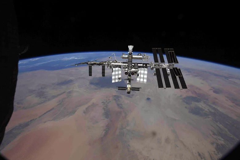 Как выглядит космический туалет: российские космонавты провели экскурсию по модулю «Наука» на МКС