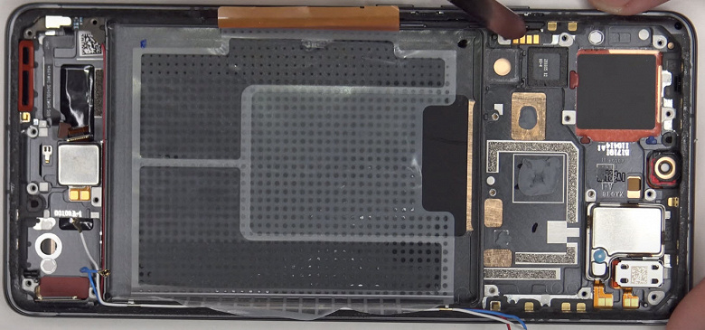 Xiaomi 12 Pro получил 6,5/10 за ремонтопригодность: разборка показала смартфон изнутри
