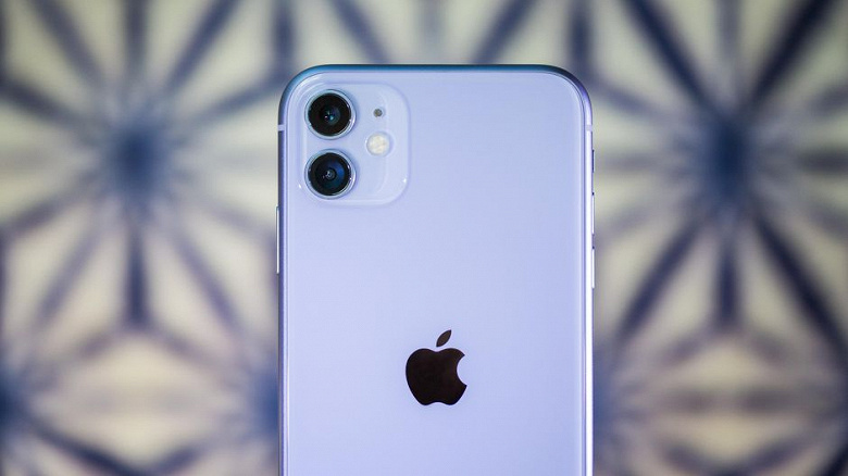 Бестселлер iPhone 11 подешевел на четверть в России