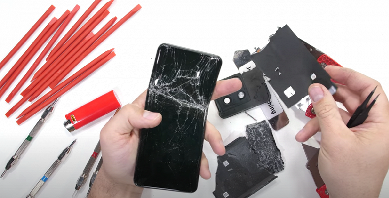 OnePlus 10 Pro — худший флагман 2022 года? Оказалось, что смартфон можно погнуть и даже сломать голыми руками