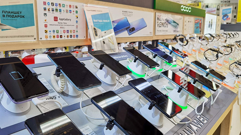 Магазины техники стали продавать услугу установки на смартфоны недоступных для скачивания приложений. Установка мобильного банка обойдется в 1-2 тыс.