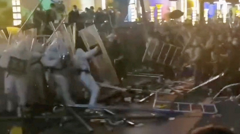 Массовые бесппорядки в городе iPhone показали на видео. Поставки iPhone 14 в один из магазинов Apple в Латвии остановились
