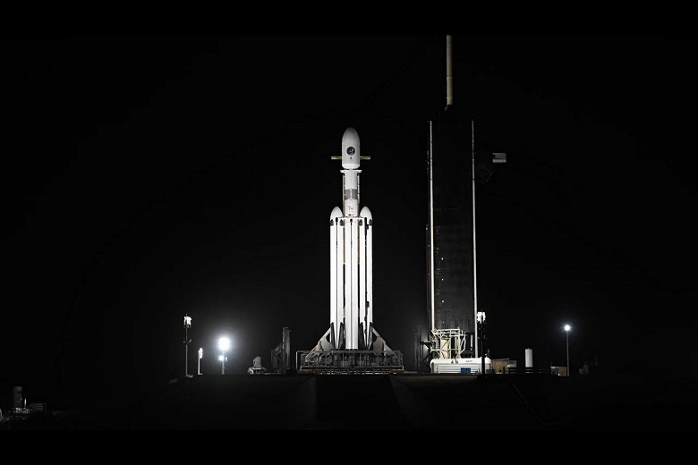 SpaceX запустила ракету Falcon Heavy впервые за три года. На борту  засекреченный военный спутник и исследовательский микроспутник TETRA-1
