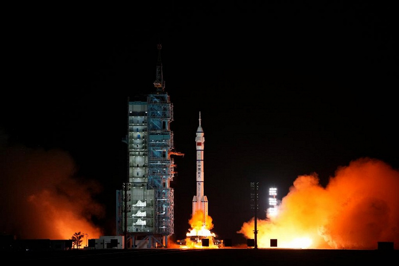 Китай запустил космический корабль Шэньчжоу-15 с тремя тайконавтами на борту