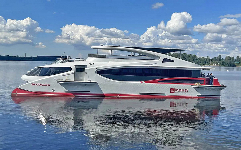 Российский двухпалубный электрический катамаран нового поколения ЭкоходЪ готов к работе. 31-метровое судно рассчитано на перевозку 130 пассажиров