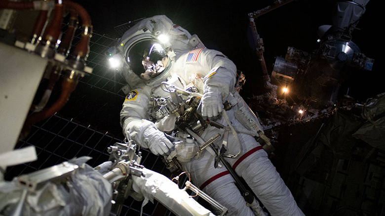 У NASA тоже не получилось: выход астронавтов в открытый космос отложен