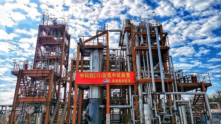 В Китае создали установку, которая превращает углекислый газ в экологически чистое топливо
