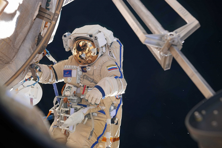 Российские космонавты развернули знамя Победы в открытом космосе на МКС
