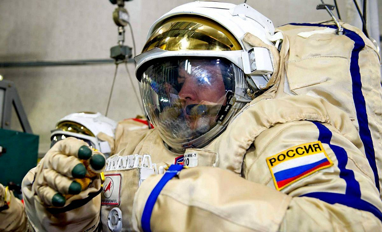 Скафандры нового поколения для российских космонавтов могут сделать из самозаживляющегося материала