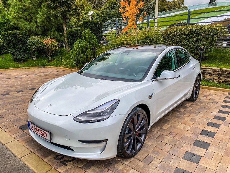 Tesla отзывает почти 50 000 автомобилей Model 3