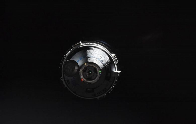 Космический корабль Boeing Starliner успешно вернулся на Землю после тестового беспилотного полета к МКС. Следующая миссия должна быть пилотируемой
