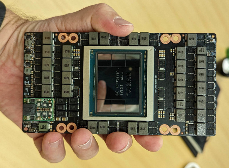 80 ГБ памяти HBM3, 80 млрд транзисторов и 700 Вт мощности при размерах типичного смартфона. Появились живые фото Nvidia H100