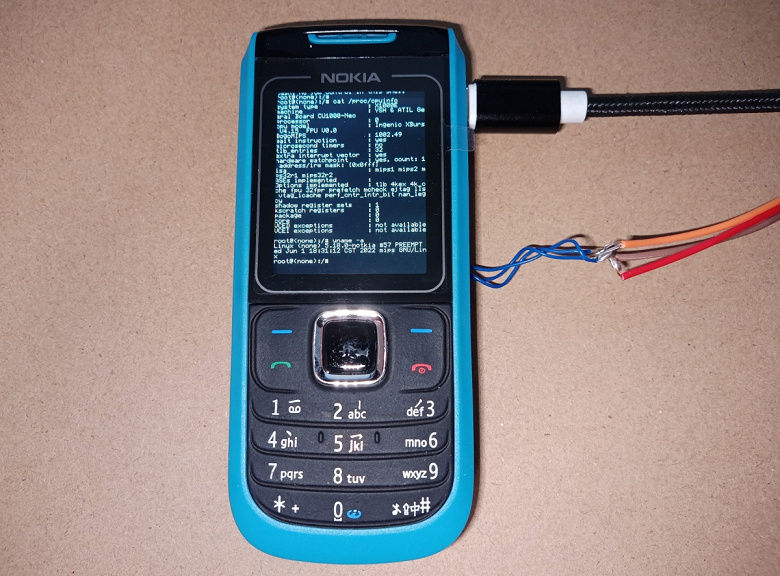 Энтузиаст превратил кнопочный телефон Nokia 1680 в компьютер с Linux, работающим экраном и клавиатурой