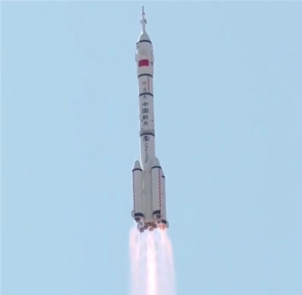 Китайская ракета Long March-2F запустила на орбиту корабль «Шэньчжоу-14» с тремя тайконавтами. Они проведут в космосе полгода и за это время достроят национальную орбитальную станцию