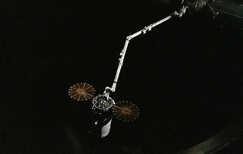 Будничные хлопоты NASA: от МКС отстыковался космический корабль Cygnus, который скоро сгорит в атмосфере, а с Земли к Луне отправился космический апп