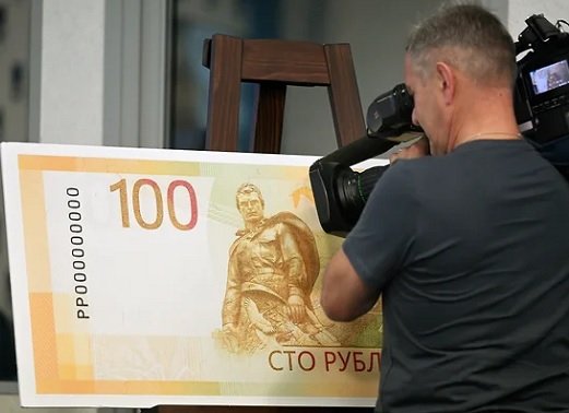 Новые 100-рублевки войдут в обращение не скоро