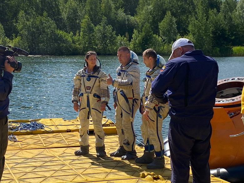 Российские космонавты и астронавт NASA отработали аварийную посадку на воду в рамках подготовки к мисси МКС-70