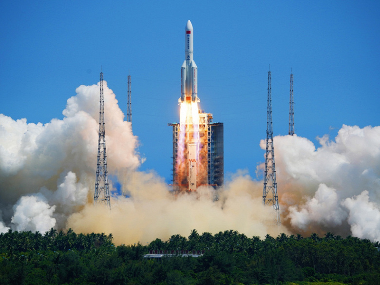 Китай запустил тяжелую ракету Long March-5B с лабораторным модулем Вэньтянь для национальной орбитальной станции
