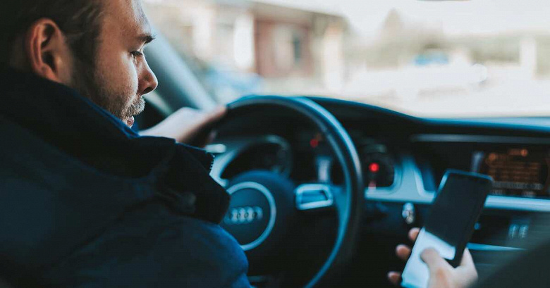 Новый штраф для автомобилистов за SMS и аудиосообщения за рулем