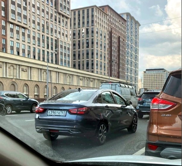 Новую Lada Vesta впервые заметили в Москве. Продажи должны начаться на этой неделе