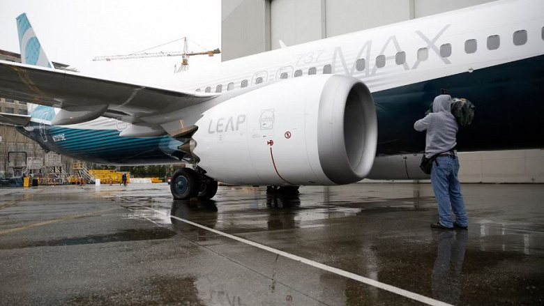 Не только в России комплектующие одних самолетов устанавливают на другие. Boeing снимает двигатели с приземленных 737 MAX для завершения сборки новых
