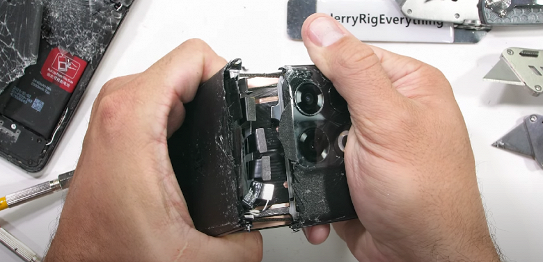 OnePlus 10T тоже провалил тест на прочность — он разломился пополам