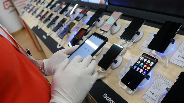 СМИ сообщили, что в России падают продажи смартфонов Apple и Samsung. В лидерах — китайские бренды