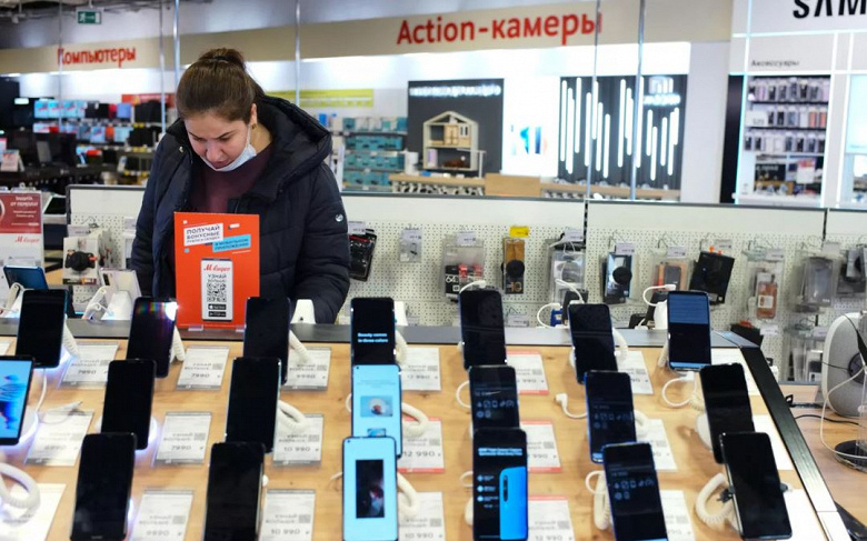 Россияне стали меньше платить за смартфоны и ноутбуки. Снижение среднего чека связано с выгодными ценами и расширением ассортимент доступных моделей