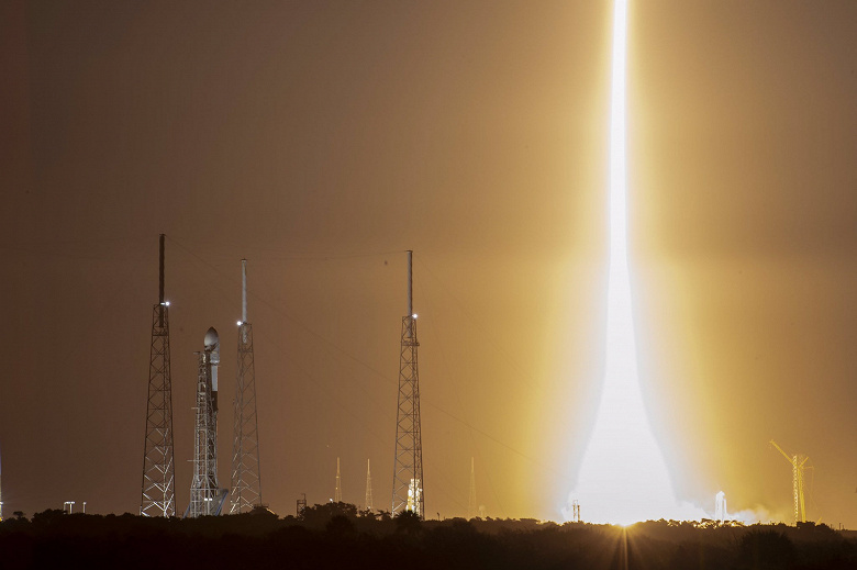 SpaceX запустила ракету с 35 спутниками. 13 сентября компания планирует запустить на орбиту еще 54 спутника