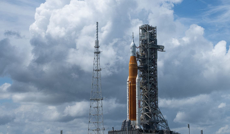 Старт сверхтяжелой ракеты SLS с космическим кораблем Orion к Луне отложен как минимум до 7 сентября. Но в NASA не исключают запуск ее и вовсе в серед